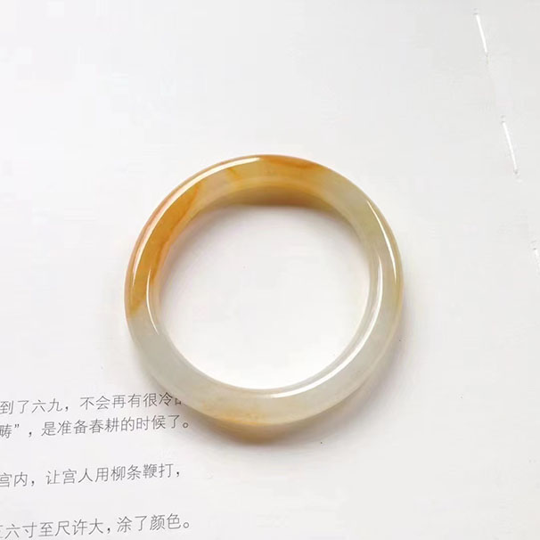贵妃黄翡种水镯 贵妃尺寸:52.3/8/7.5mm 短内径47mm。正圈50.3可戴 这支颜色就非常鲜艳了，一眼便被吸引的那种，加上本身自带种水，润感强，暖黄底的搭配就很小清新，推荐！