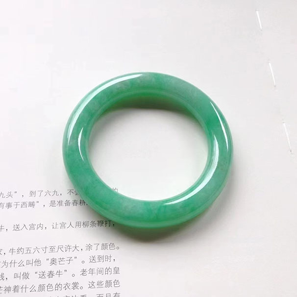 圆条满绿镯 尺寸:56/11.5/11.5mm 满满当当的绿色，颜色偏阳，条形也饱满，上手妥妥的名媛风，