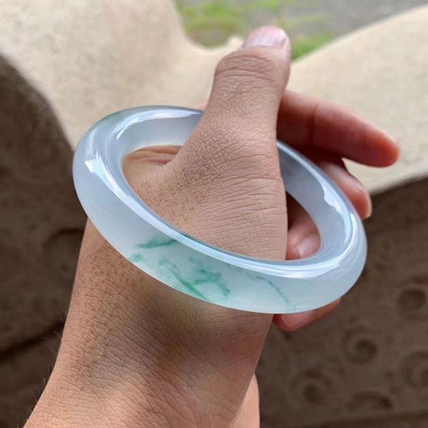 圆条飘花种水镯 尺寸:56/11.6/12mm 水头非常好，种老底细，很润，白底清爽飘花，手镯条型比较好，大力推荐。