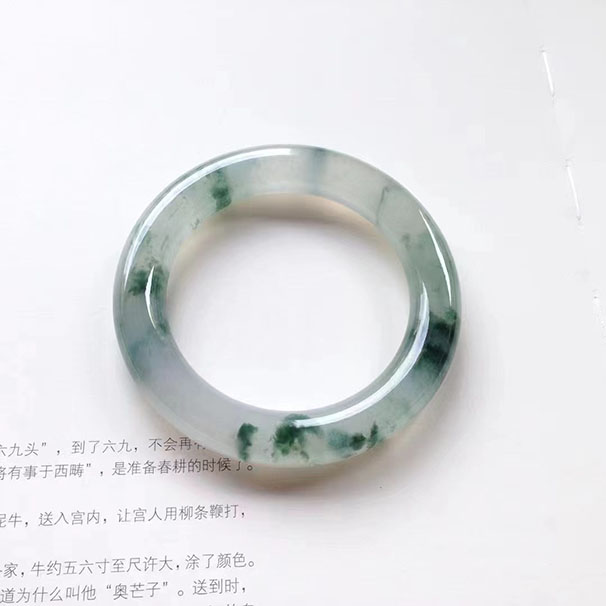 圆条飘花意境种水镯 尺寸:57/11.7/12mm 种极老，果冻起胶，飘着丝絮状的绿花，画面感不错，犹如把山水画戴在了手上，简直完美！