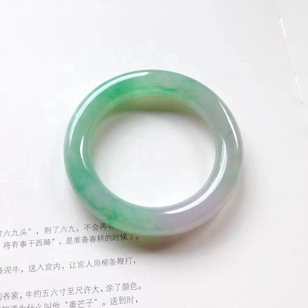 圆条品质春彩镯 尺寸:55.6/12.8/12.3mm 品质镯，大面积的冰绿色，还是超过12+的条形了，超级饱满，而且整体肉质也很细，上手非常惊艳！