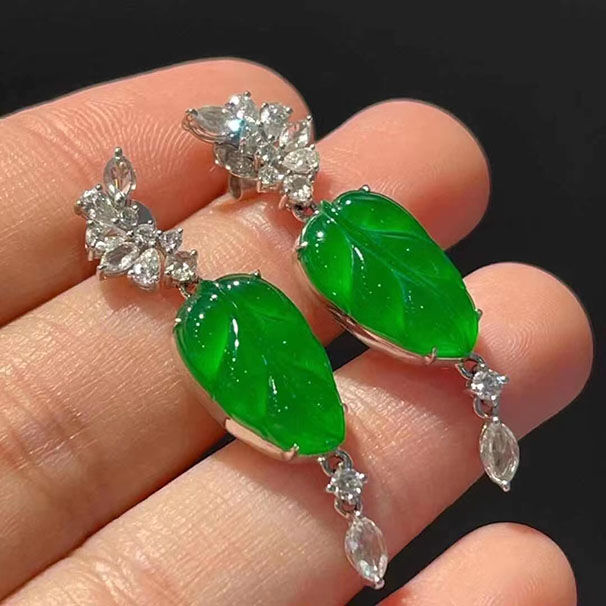 精品翡翠耳坠 满绿，种水色俱佳，镶嵌一百分，可日常可配得上晚礼服的一对！！