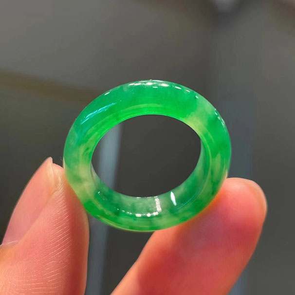 满绿翡翠指环 种水很好的一个，圈口适合得有预算的推荐这个，性价比很高
