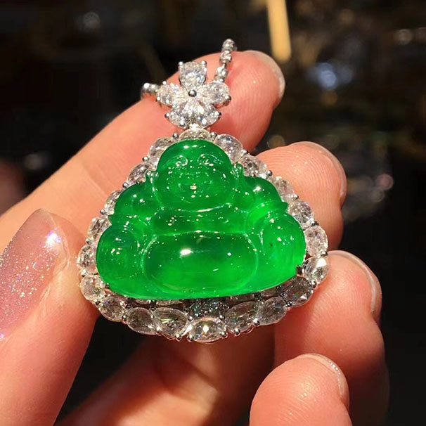 艳阳绿佛公 很难得的厚装，底子很细腻，颜色浓郁起光，雕工精湛，开脸喜庆，询价结缘