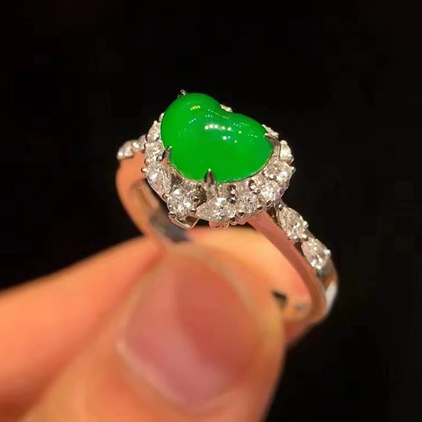 给大家推荐一枚我很喜欢的比心戒指 厚度很好，种水很好，起胶感，颜色也很好，总之一切深得我心  你们有要来收的吗？没有的话我自留了