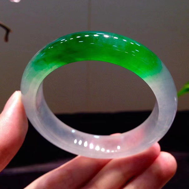 高冰帝王绿正圈 这样的种水带绿手镯真的太少见了！！圈口55，有缘来询~