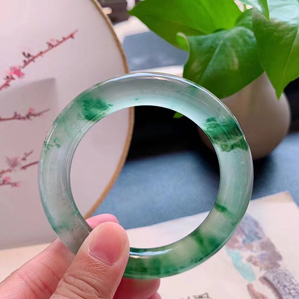 高冰飘绿花圆条 尺寸：56/11.5/11.5mm 高品质，清澈透亮，水灵漂亮，起荧光，绿花清新婉丽，袅娜柔美。 收藏极品！！！