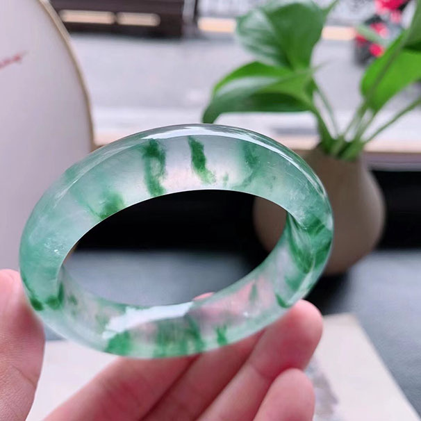 高冰绿花正圈 尺寸：54.5/14.8/8.5mm 老坑料，起胶味儿，透着幽幽清雅的底色，婀娜多姿的绿花，版型饱满厚装，用料十足，完美！
