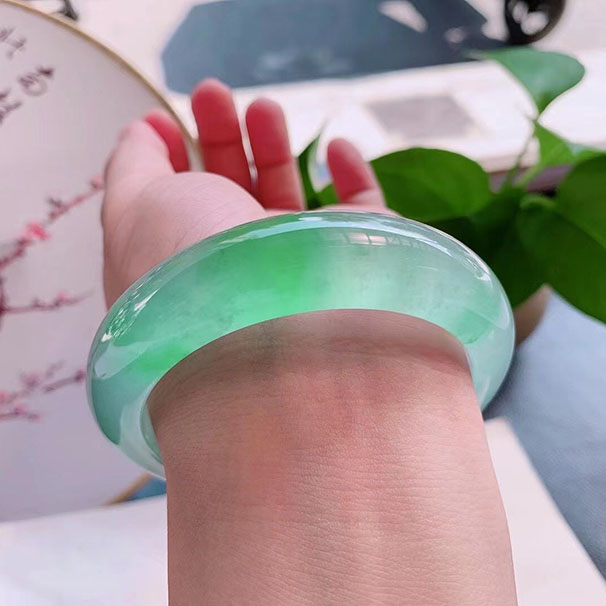 冰绿色正圈 尺寸：58/15.8/9.5mm 高端品质，玉质冰透水润，版型饱满厚庄，冰绿色泽清新鲜活，佩戴腕间端庄大气！