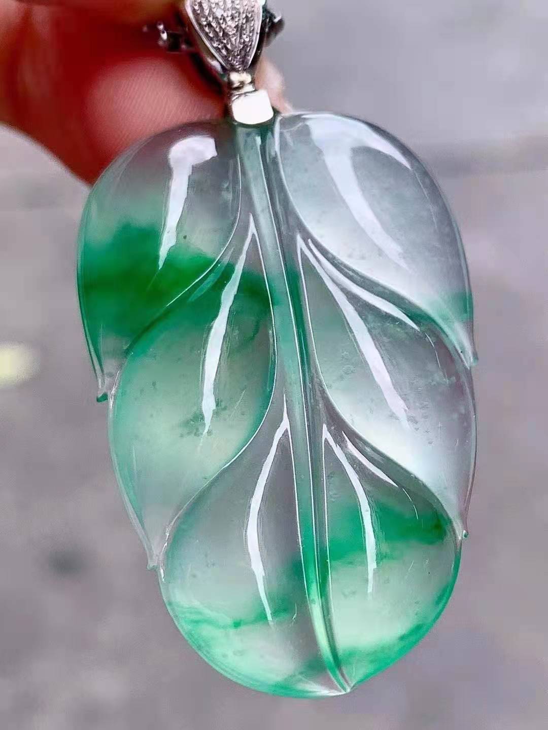 冰种翡翠叶子，玻璃种飘绿花翡翠大叶子吊坠，寓意事业有成 刚性通透，木那料！叶子尺寸38.6-25.3-6
