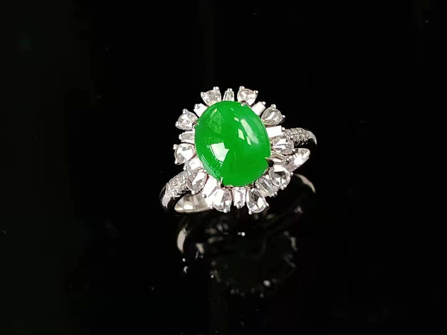 18k金镶嵌翡翠戒指，整体尺寸14*12.8*9.2mm，翡翠蛋面尺寸8.8*7.7，戒圈13，特价13800元，不议价