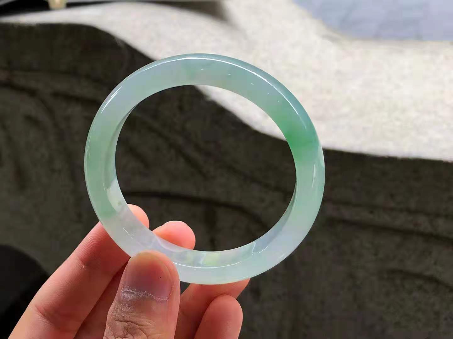 起胶冰种飘绿花正圈翡翠手镯，58圈口，水润通透，种老起胶，飘花典雅韵味，尺寸：58.2×12.8×8mm，完美。精品62000元