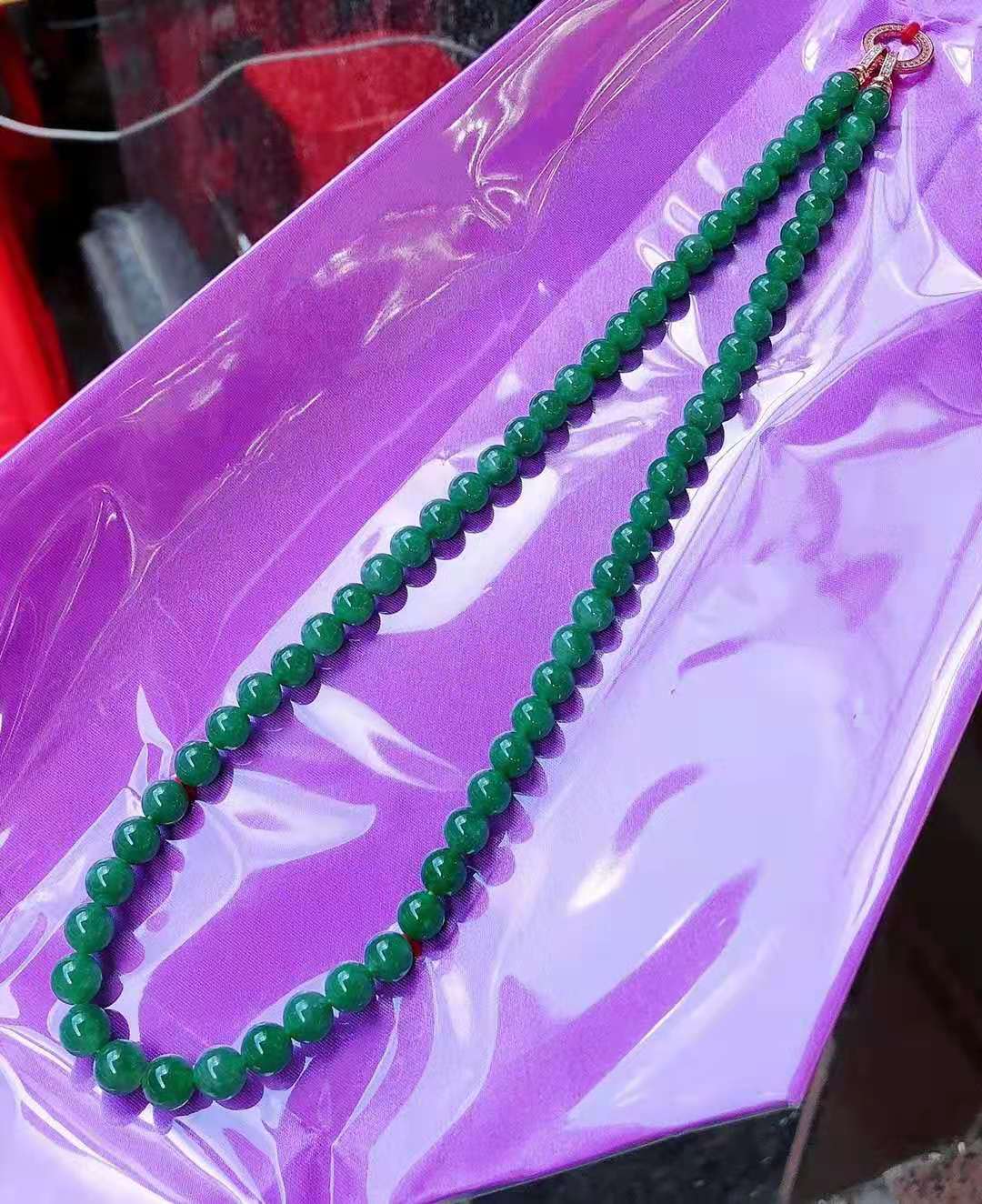 冰底辣绿翡翠珠链，18k金钻石扣头，翡翠项链尺寸：8-9mm，65颗翡翠珠子。配国家证书。极品翡翠珠串四十多万