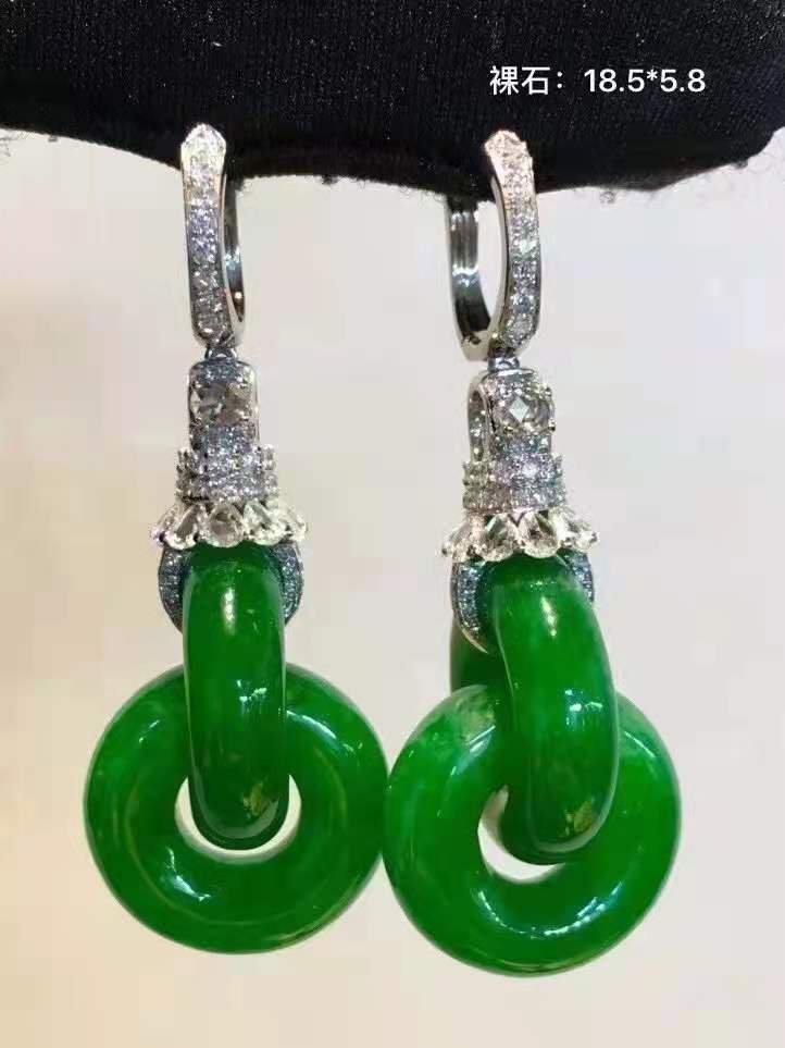 高品质环环相扣辣绿翡翠耳坠，18k镶嵌，翡翠裸石18.5*5.8，明星同款，喜询~