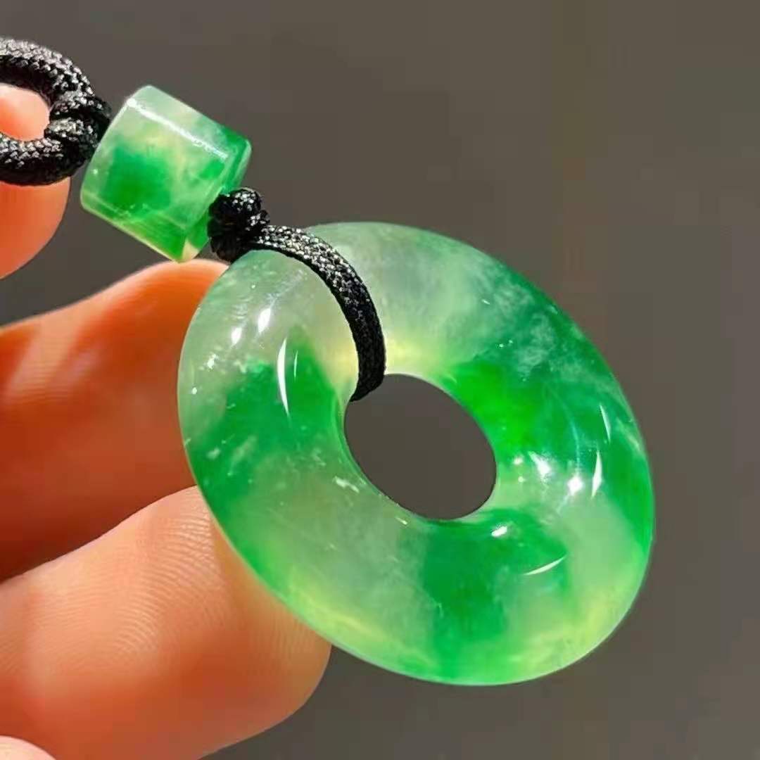 高冰种翡翠飘阳花甜甜圈挂件 这个翡翠圈真的一眼入心的品质，最近甜甜圈价格真是飞涨，尺寸25.5*6，喜询~