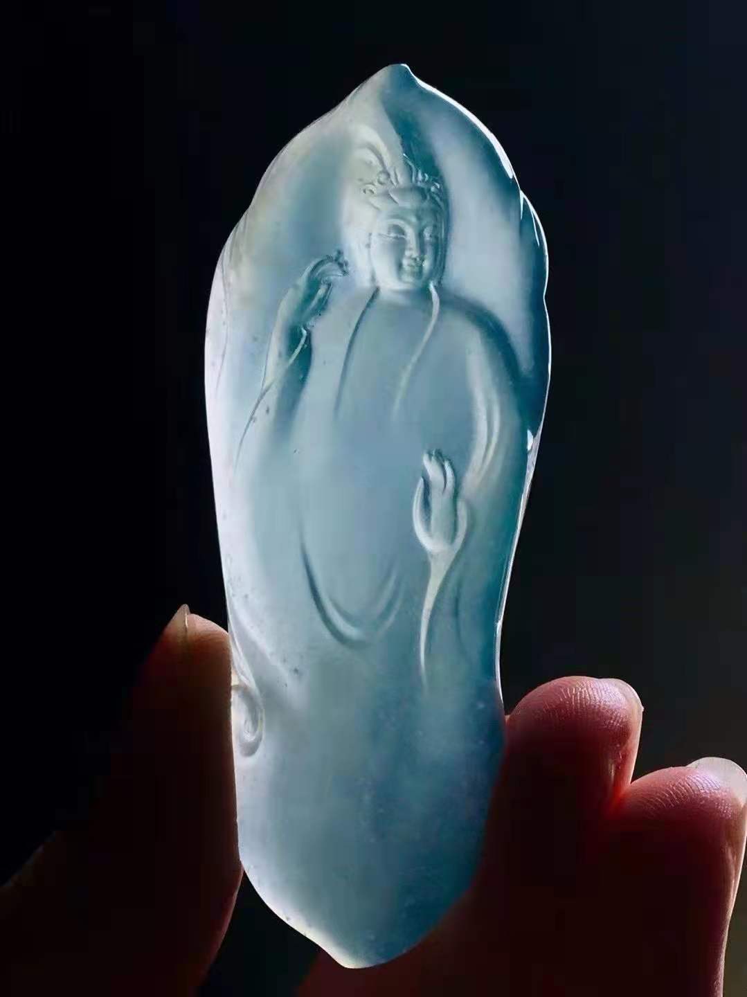 翡翠观音法相 天空蓝料子，纯净细腻果冻感 刻画仙隐，素雅大气，精致的翡翠雕工 尺寸：70.3*27.3*7.6mm  喜询~