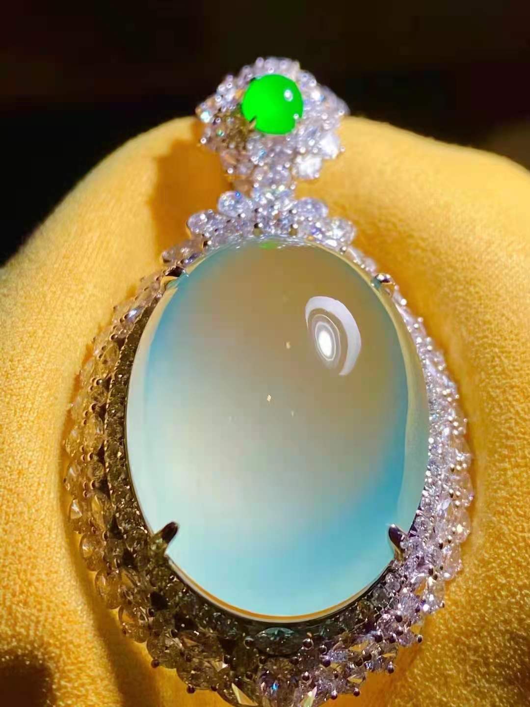 18k金镶嵌高冰晴底鸽子蛋翡翠吊坠 饱满大气胶感足，整体尺寸56.8*32.2*18.5，翡翠裸石31*22.2*15 收藏品质，中六价