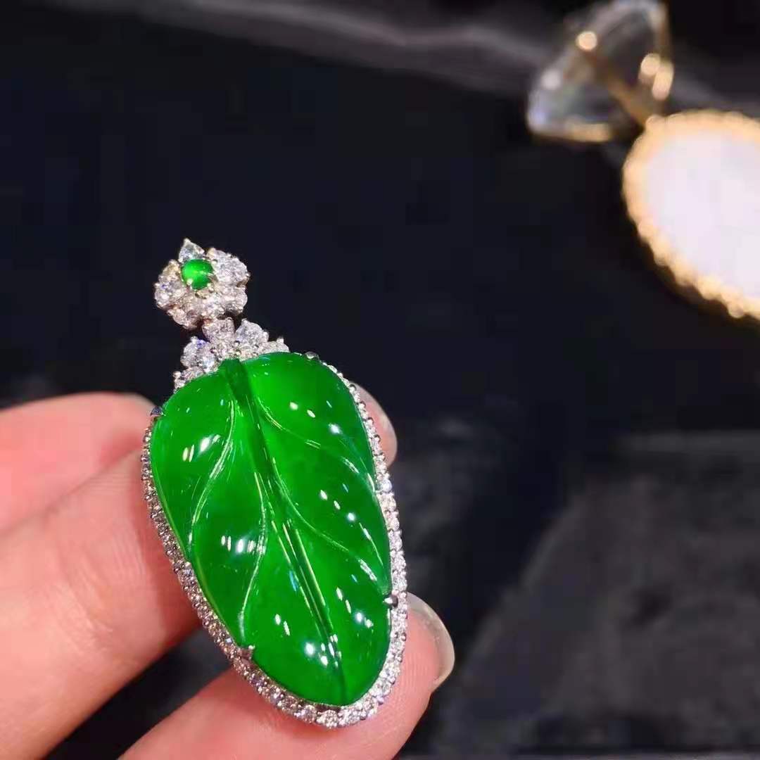 18k镶嵌满绿翡翠叶子吊坠 胶胶润润的翡翠非常讨喜，翠绿翠绿的满绿翡翠，高品质推荐，金枝玉叶，这个性价比超级，尺寸37.4*17.1*10.0，裸石25.0*14.8*2.5