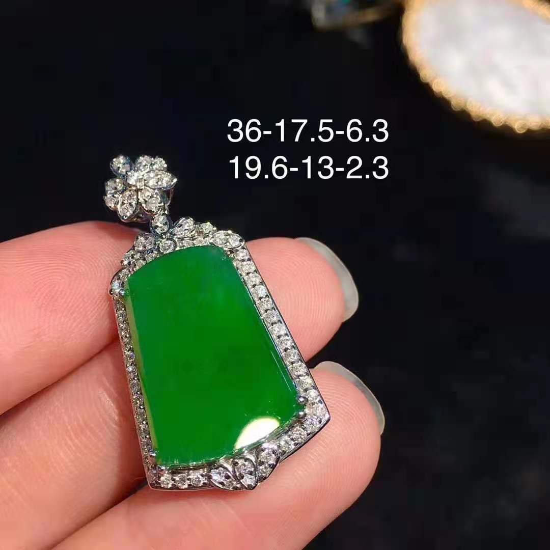 18k金镶嵌满绿无事牌翡翠吊坠 翡翠种水很好，深邃的满绿牌子，这个看中万品质，形状很规整，想找牌子的不要错过！整体36*17.5*6.3，裸石19.6*13*2.3