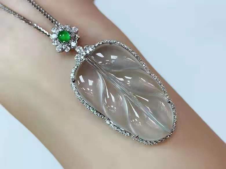 18k金镶嵌翡翠叶子吊坠，玻璃种叶子，翡翠整体尺寸49.5*23*10.2mm，石尺寸33.8*20mm，特价38800元，不议价