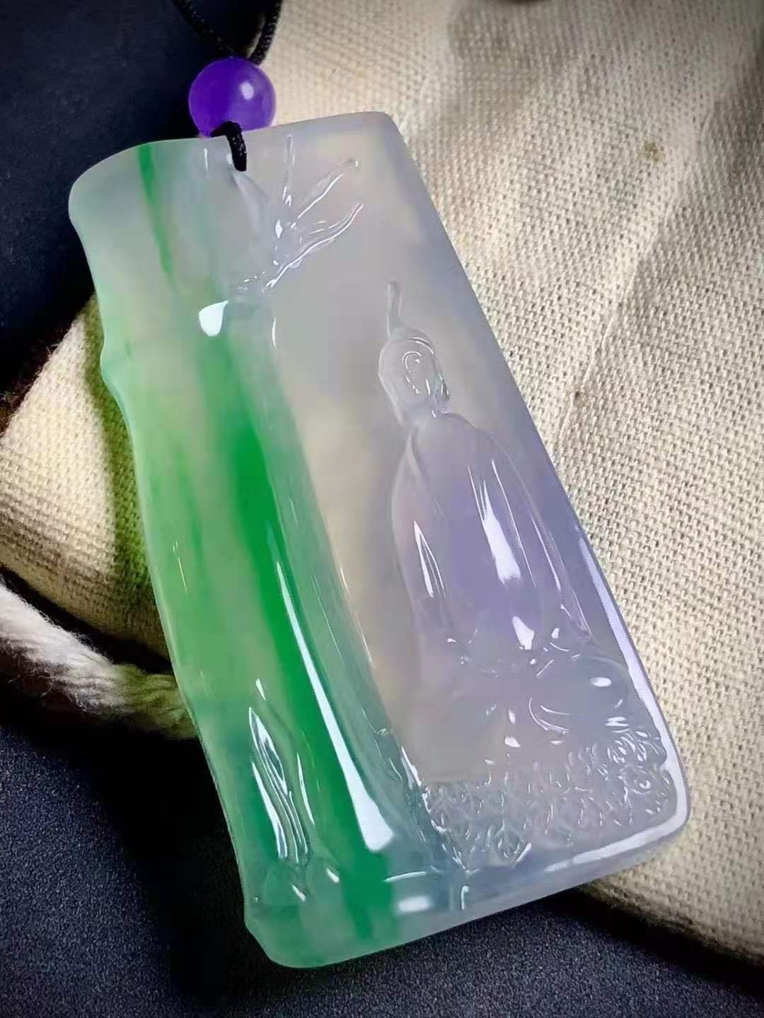 清净不染 翡翠玉雕大师加龙雕刻作品 翡翠意境十足，尺寸：56.5-28.2-7mm 喜询~