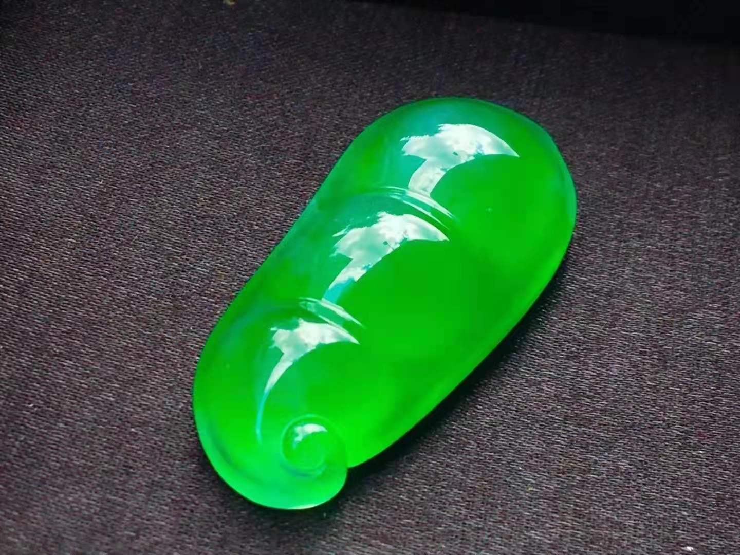 饱满厚装满绿翡翠福豆 厚装种水好，翡翠颜色够翠绿，颜色种水都是顶级了，翡翠福豆尺寸46.8-21.2-12.5，喜询~