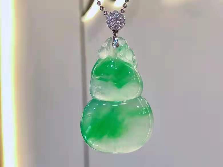 18k金镶翡翠葫芦吊坠，素件葫芦，k金扣头~整体尺寸48.7*25.4*6.2mm，裸石尺寸40*25.4*6.2mm，喜询😍😍😍