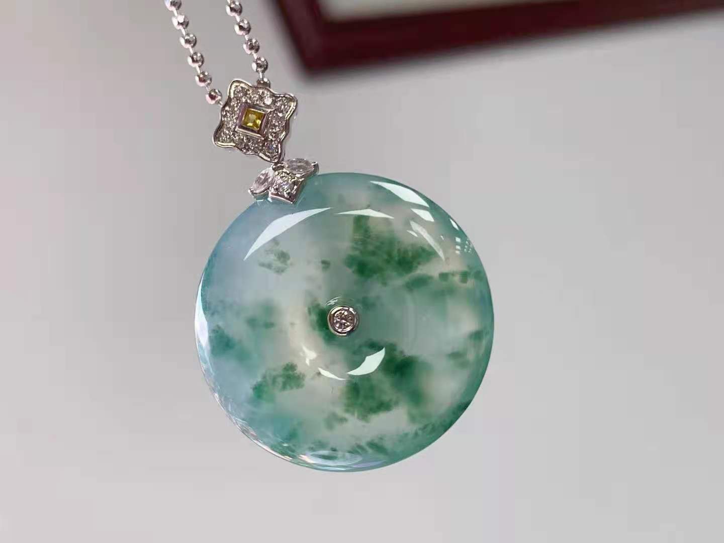 18k金镶翡翠吊坠，冰种飘花翡翠平安扣，整体尺寸39.1*28.7*6mm，裸石尺寸28.6*6mm，千价位