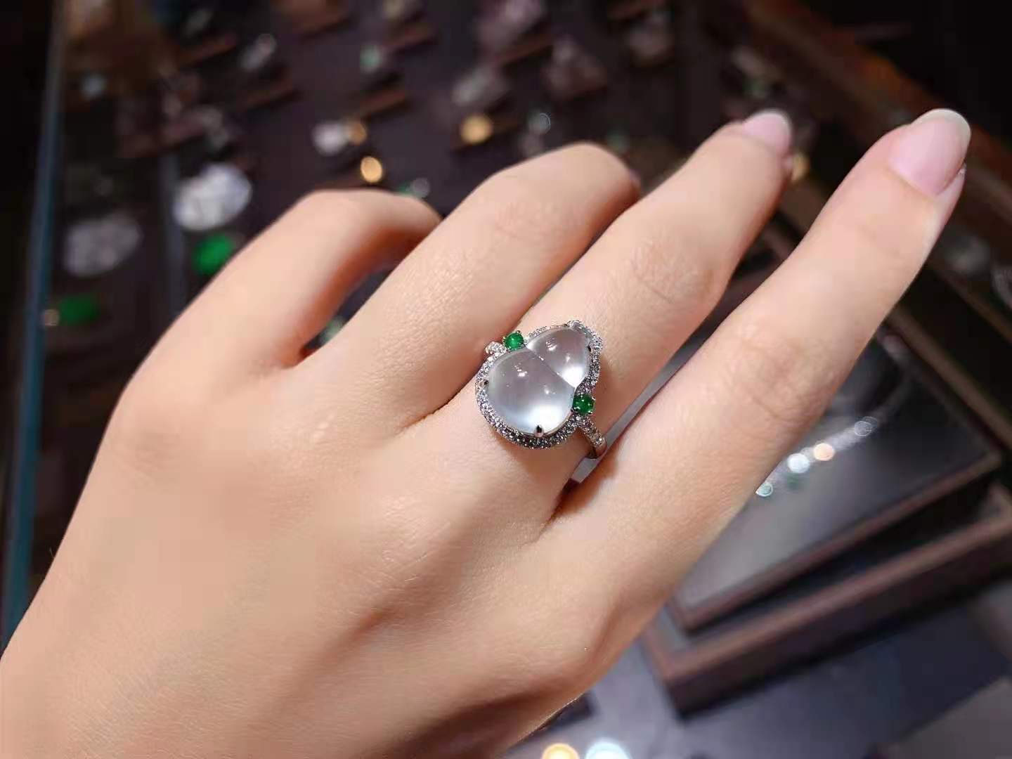 18k金镶翡翠戒指，白冰葫芦饱满起莹光，整体尺寸15.8*13.2*10.4mm，裸石尺寸13.4*9.9mm，特价6880元，不议价