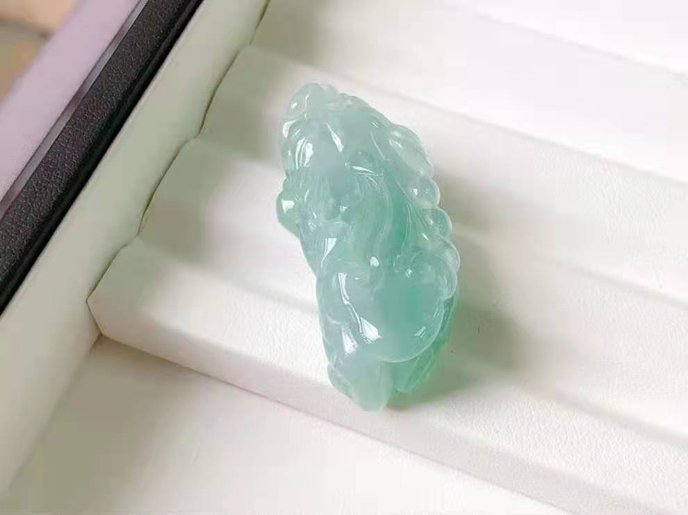 冰种飘花翡翠，精品貔貅，完美~~水润十足，底子细腻，尺寸40.3*18.5*13.3mm，特价3300元！配国家证书