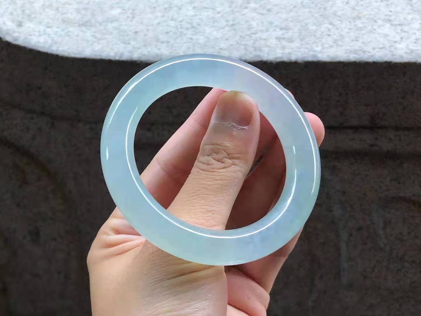 极品小六价，57圈口， 起胶冰种晴水圆条翡翠手镯，纯净水灵灵，清雅气质，高品质。尺寸：57×12.1×11.6mm，完美。