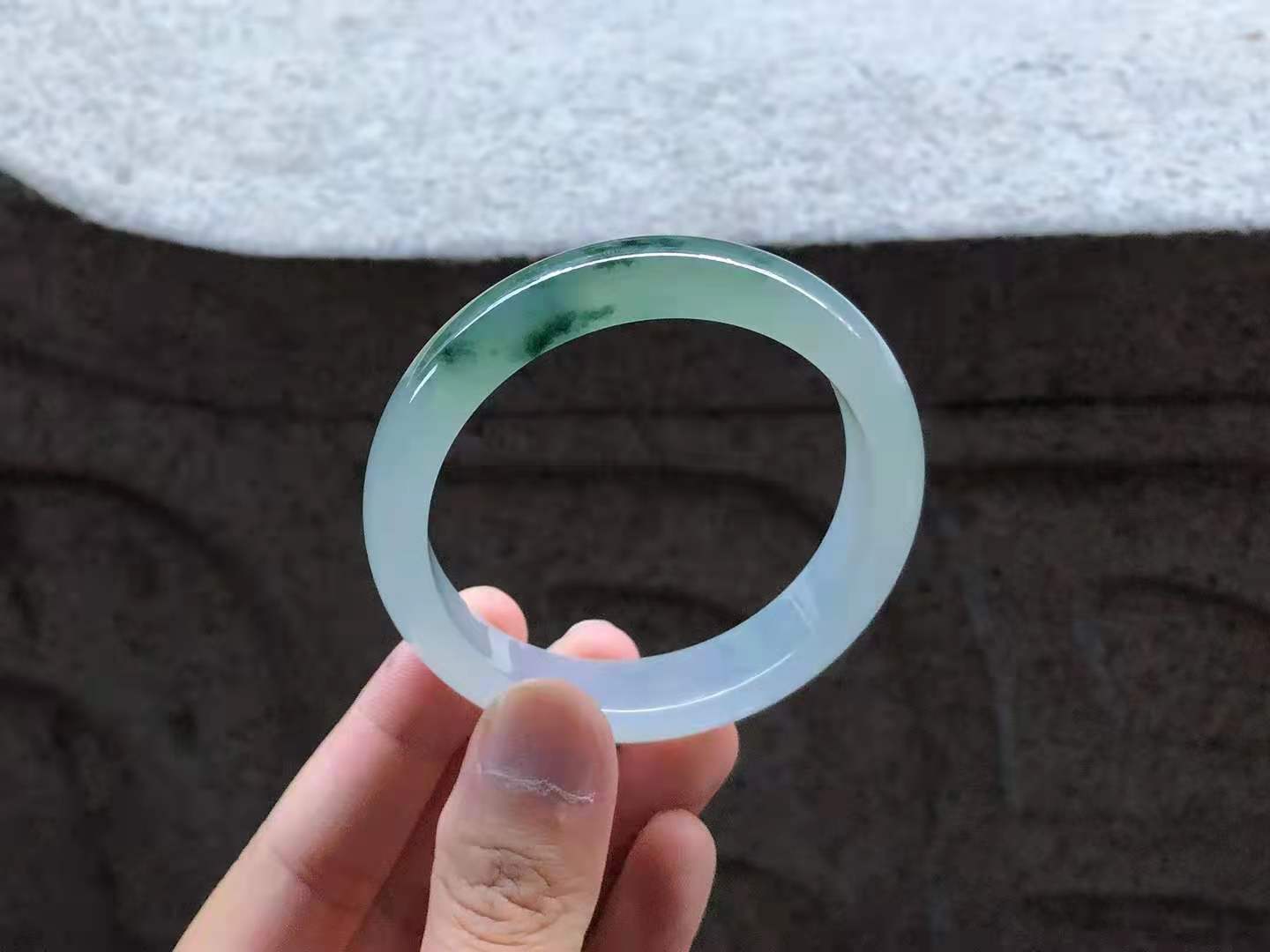 冰种飘花正圈翡翠手镯，极品97000，57圈口， 冰透纯净，飘花典雅，尺寸：57.3×13.5×8mm，完美。