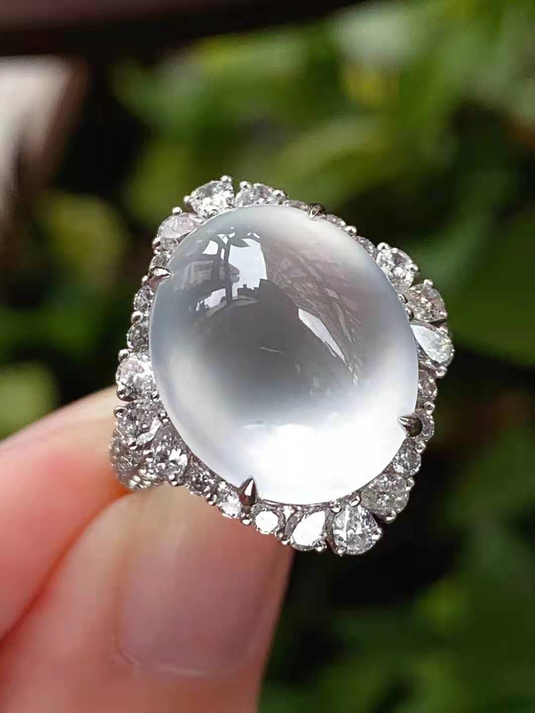 18k金镶翡翠戒指，高冰大鸽子蛋，饱满~整体尺寸20.9*18.2*13.6mm，裸石尺寸15.7*13.1mm，圈口14#，价4万+，喜询