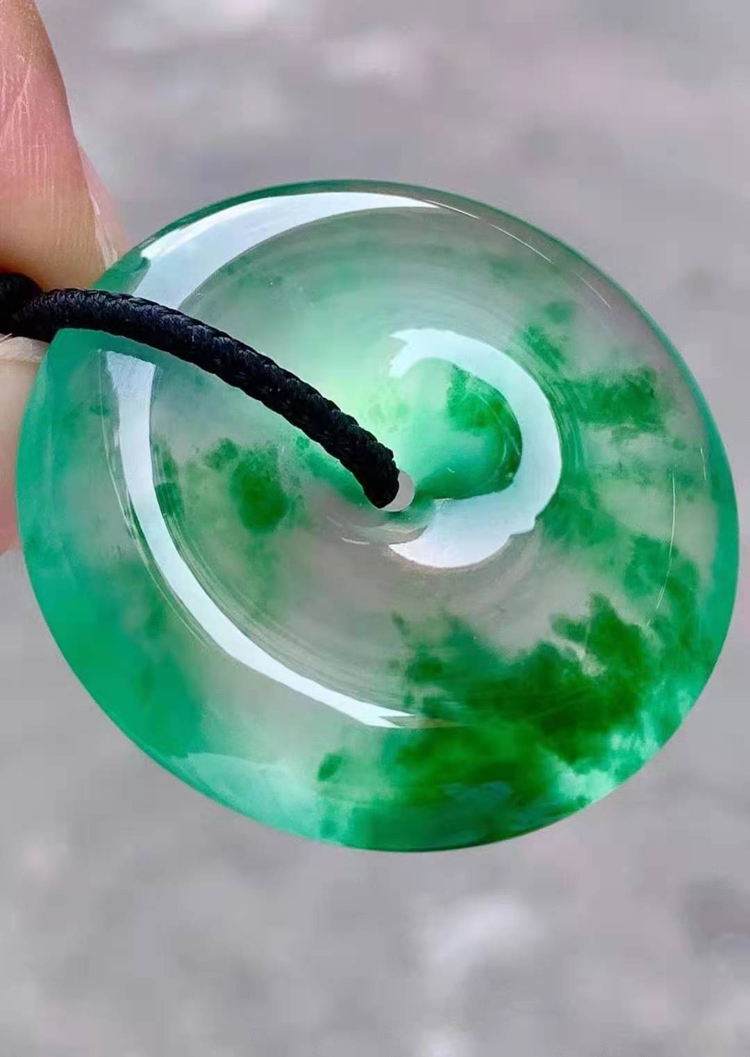 玻璃种飘绿花翡翠平安扣 厚装通透，起荧光！ 尺寸：37-7.6   喜询~