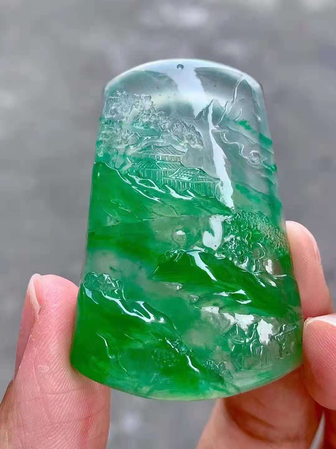 高冰阳绿翡翠大山水牌 刚性起荧光，飘绿花山水意境非常好 尺寸：48.5-33-6.5  喜询