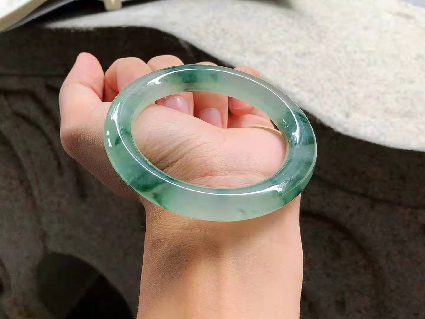 高冰种飘花圆条翡翠手镯，收藏品小六二开，58圈口，蓝花浓郁灵动，韵味悠长的水墨画，古韵长存，穿搭旗袍，风韵犹存。尺寸：57.7×10.9×11.1mm，完美。