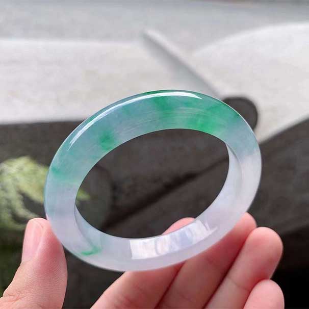 冰蓝紫飘色正圈翡翠手镯 尺寸：51/10.5/8mm 玉质细腻水润，起胶，艳丽冰蓝紫，绿意弥漫整个镯子，双彩色调，曼妙动人。 ：小六价   喜询~