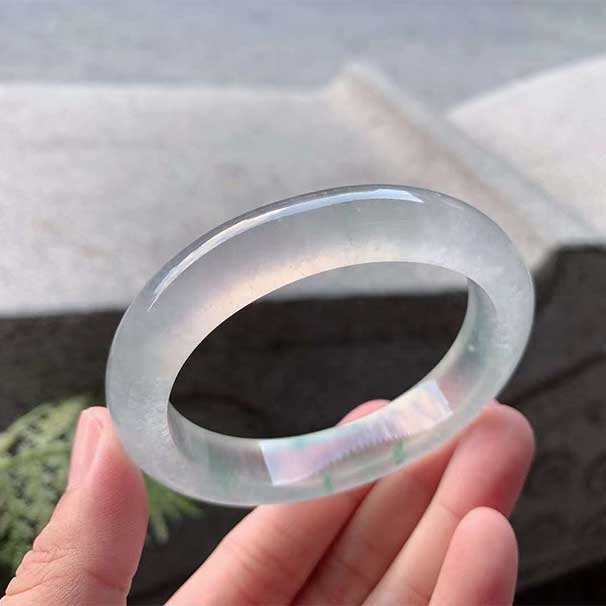 高冰玻雪花飘绿贵妃翡翠手镯 尺寸：55.8+49.2/11.6/8.3mm 高品质，清晰透明，纯净清澈，刚性足，轻盈飘逸的绿花蕴含，雪花衬托，整体画面非常独特，意境感极好 ：六位数  喜询