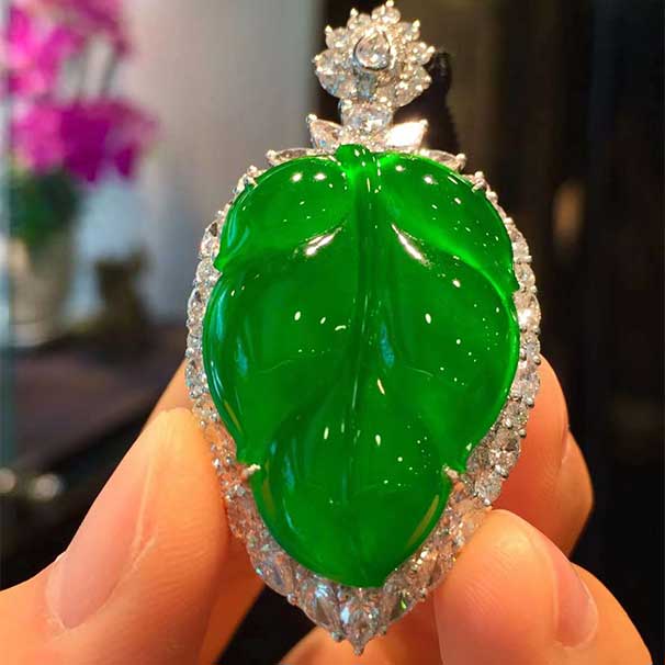 翡翠 玻璃种帝王绿树叶 起光，翠色欲滴~ 六位数，喜询~