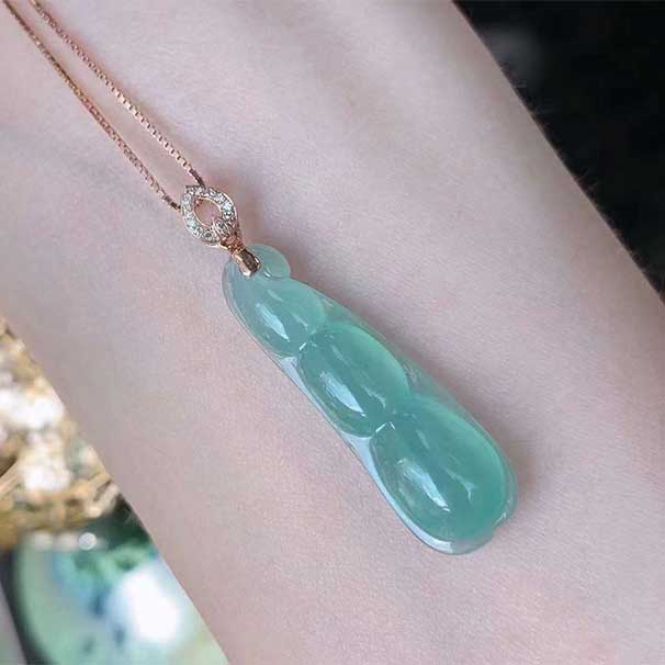 很高级的一枚翡翠四季豆 这个颜色很好看，整体纯净度很高~ 祼石尺寸30.5*9.5*6.2mm 特价不议  1350