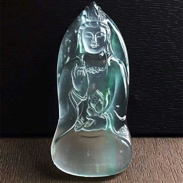 翡翠持莲菩萨 玻璃种飘金丝绿，晶莹剔透 种好起强光，镶嵌佳品意境很美 尺寸：49.3*21.7*3.8mm  喜询~