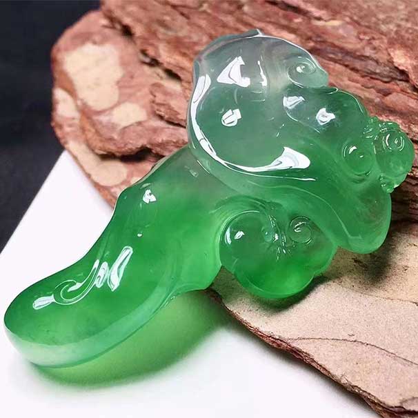 翡翠 一株千年灵芝 灵芝、净也 可洗净心灵。 让世间的人，不为表象迷惑 及早抵达清净的彼岸……