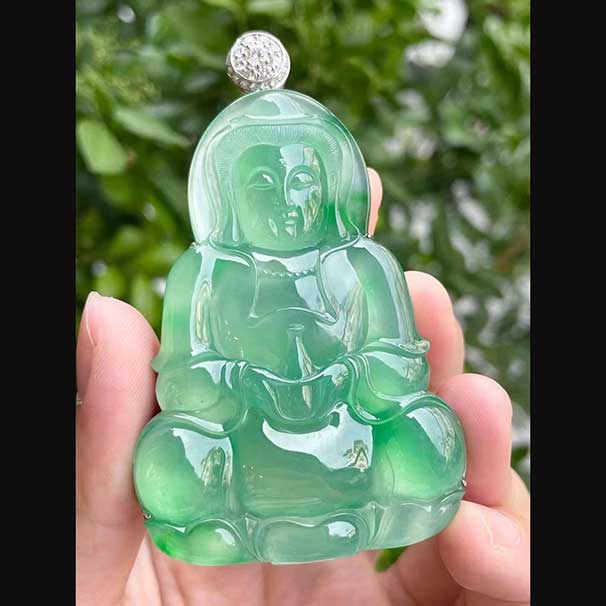翡翠高冰飘绿大观音吊坠 行家货，种水色都佳，喜询~