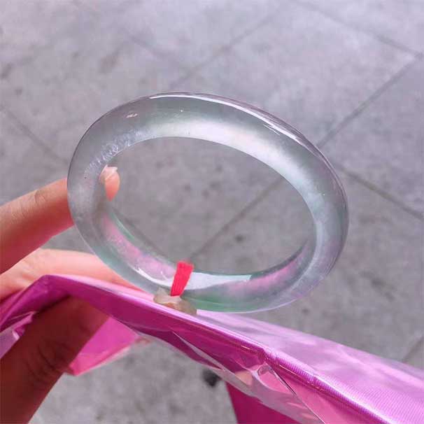 贵妃高冰玻翡翠手镯 尺寸：55.6-11.5-8.5 有刚性了，光感很强，喜询~