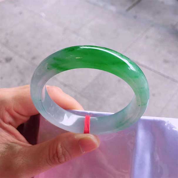 正圈辣色翡翠手镯 尺寸：55.8-13.5-8.5 种水色都有，喜询~