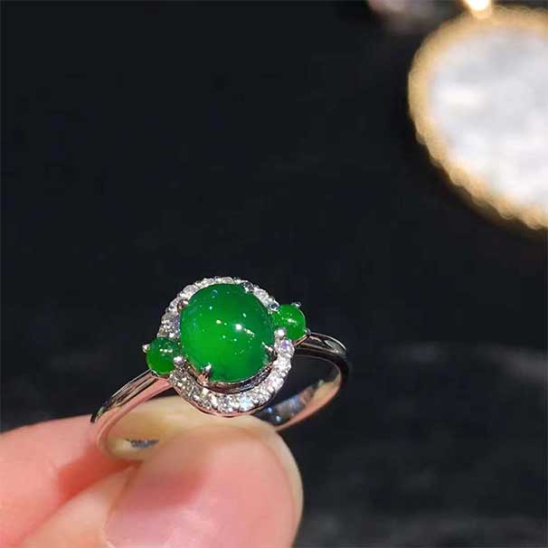 翡翠满绿蛋面戒指 边上搭配两个小绿蛋，真的是点睛之笔，略有一点棉丝，佩戴不影响，性价比高！ 5800