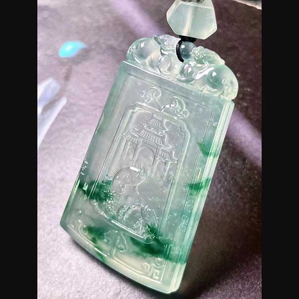 翡翠高冰玻完美仿古牌 看着真的太舒服了，种水是灵魂，飘色是点睛之笔 尺寸：53.3/33/5.6   喜询~