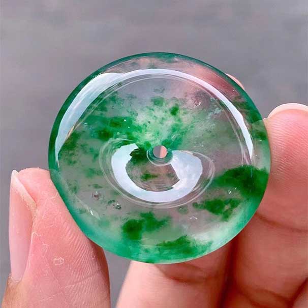 翡翠玻璃种绿花平安扣 飘花意境十足，种老水润~ 刚性通透，起荧光！ 尺寸：31.8-7   喜询~