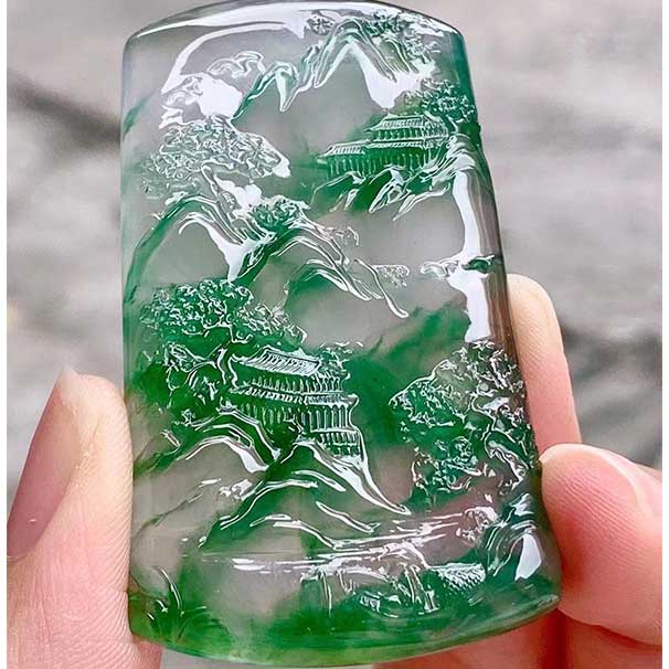 翡翠玻璃种绿花大山水 犹豫一副山水画映入眼内 大师作品，刚性通透，起荧光！ 尺寸：55-32.5-5.7   喜询~