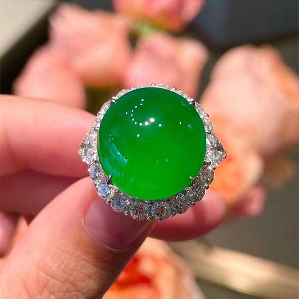 翡翠 阳绿蛋面戒指 形非常好，饱满圆润 肉质细腻，光感很好~ 六位数   喜询~